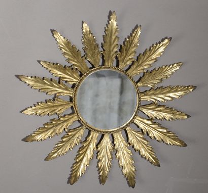 null Petit miroir circulaire à décor de feuillage rayonnant. 

Diam. : 43 cm



On...