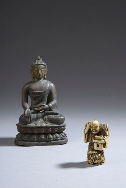 null JAPON, XIXe siècle. 

Netsuke en ivoire représentant deux personnages riant.



On...