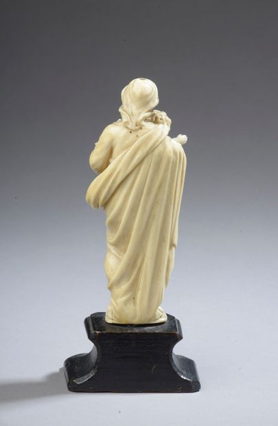 null Vierge en ivoire sculpté tenant l'Enfant Jésus (manque la couronne, restaurations,...