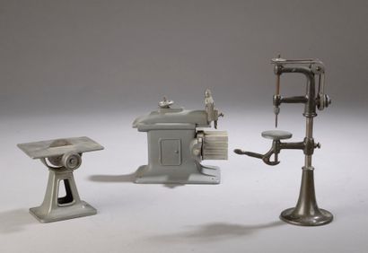 null Trois machines outils miniatures en acier dont perceuse d'établi et scie sur...