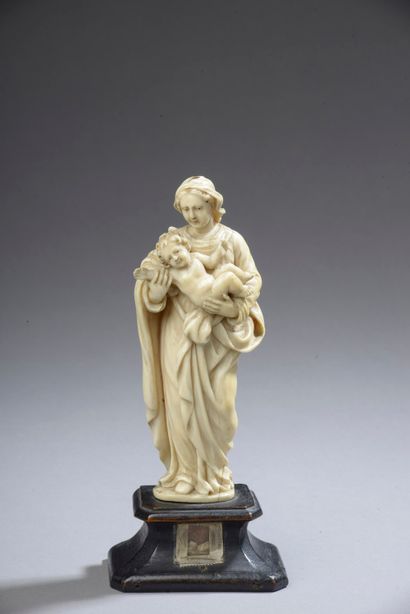 null Vierge en ivoire sculpté tenant l'Enfant Jésus (manque la couronne, restaurations,...