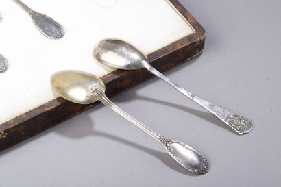 null Suite de dix petites cuillères en argent, la spatule à décor feuillagé et ruban,...