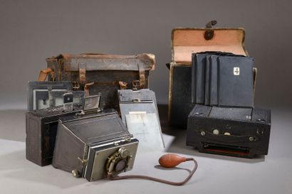 null Two old cameras, one ZEISS IKON, the other bellows LIGHTS (worn).



Case. 



A...