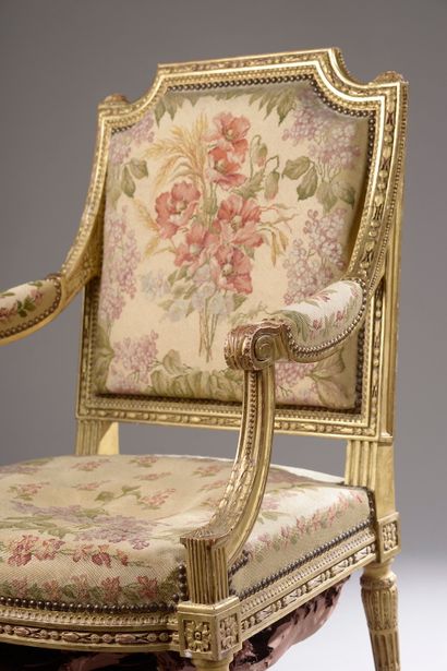 null Suite de quatre fauteuils à la Reine en bois sculpté et doré. Le dossier à angles...