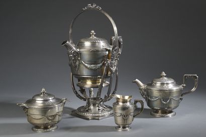 null GALLIA.

Partie de service à thé en métal argenté à décor dans le goût néoclassique...