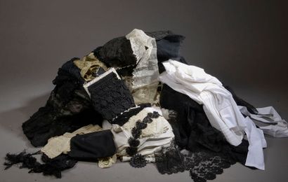 null Ensemble comprenant : textiles anciens, dentelles blanches et noires, napperons...