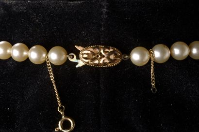 null Deux colliers de perles de culture, l'un à un rangs de soixante-trois perles,...