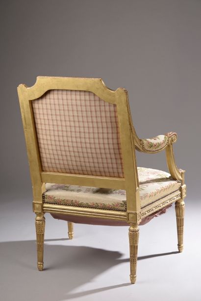 null Suite de quatre fauteuils à la Reine en bois sculpté et doré. Le dossier à angles...