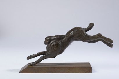 null 
Xavier CARNOY (né en 1926). 

Le saut du lièvre. 

Bronze à patine brune signé...