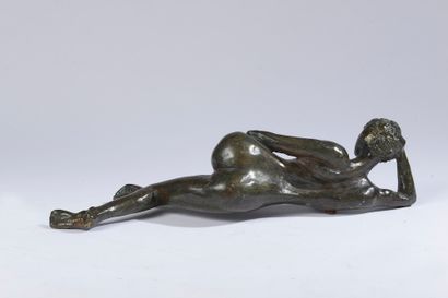 null 
Xavier CARNOY (né en 1926). 

Femme allongée sur le côté. 

Bronze à patine...