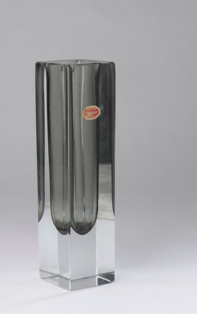 null 
MURANO. 

Vase quadrangulaire en verre transparent "sommerso" doublé noir....