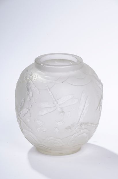 null 
*SABINO. 

Vase boule en cristal moulé-pressé à décor de libellules et fleurs...