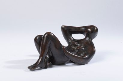 null 
Xavier CARNOY (né en 1926). 

Femme allongée sur le dos. 

Bronze à patine...