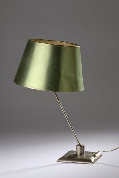 null 
Pierre BARBE (1900-2004). 

Lampe à poser en métal argenté, le pied articulé...