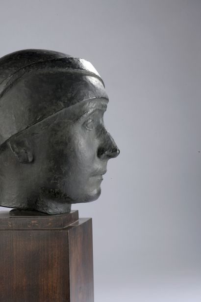 null 
Marcel GIMOND (1894-1961). 

Portrait de Madame Gimond au turban. 

Bronze...