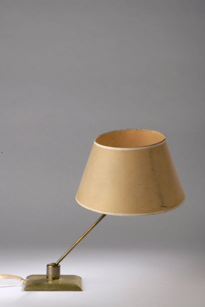 null 
Pierre BARBE (1900-2004), éditions Malabert. 

Lampe à poser en métal doré,...