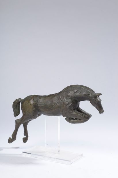 null 
Xavier CARNOY (né en 1926). 

Cheval en saut. 

Bronze à patine brune signé...