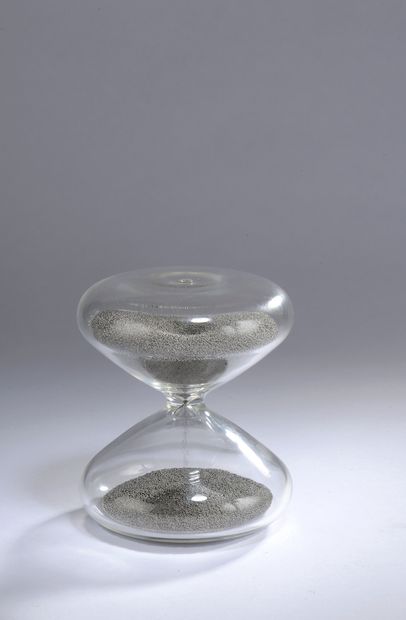 null 
*Marc NEWSON (né en 1962) pour Ikepod. 

Sablier modèle"Hourglass" en pyrex...