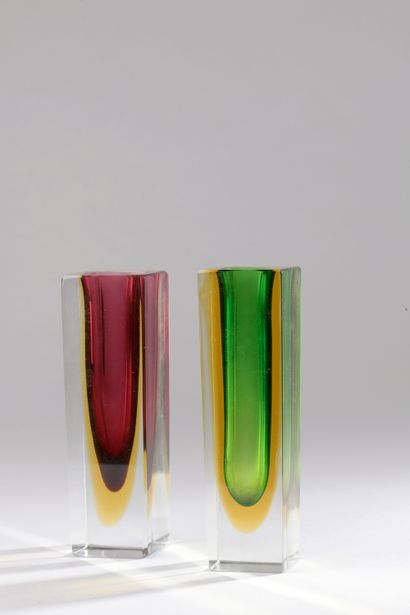 null 
MURANO. 

Deux petits vases en verre "sommerso", l'un rouge et jaune, le second...