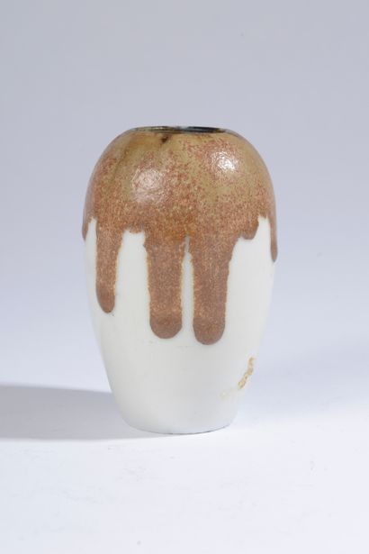 null 
Auguste DELAHERCHE (1858-1940). 

Vase ovoïde en porcelaine à couverte coulante...