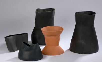 null 
Ensemble de cinq vases mou de forme libre en caoutchouc, l'un couleur terracotta,...