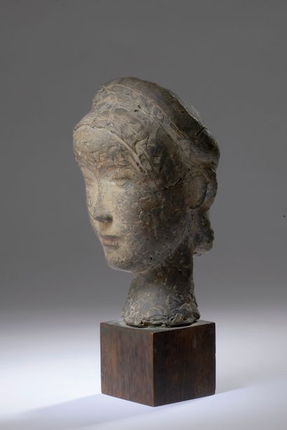 null 
VU CAO DAM (1908-2000). 

Tête de jeune femme. 

Terre cuite patinée signée...