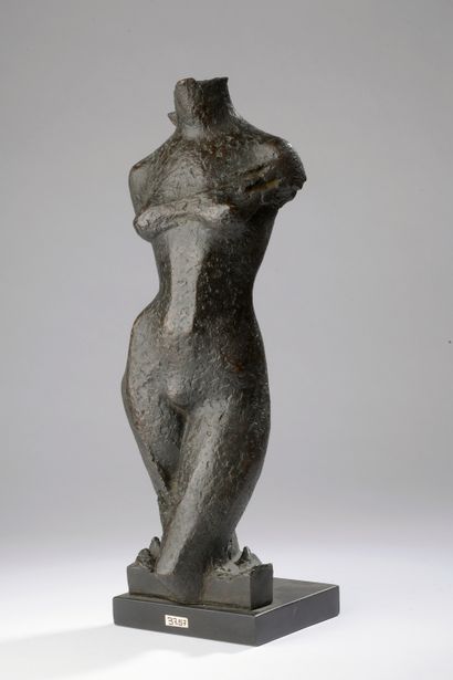 null 
Georges OUDOT (1928-2004). 

Femme habillée d'un voile. 

Bronze à patine brune...