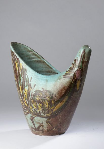 null 
ACCOLAY. 

Vase asymétrique en faïence à décor émaillé d'un coq polychrome...