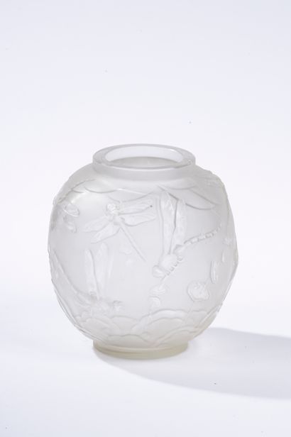 null 
*SABINO. 

Vase boule en cristal moulé-pressé à décor de libellules et fleurs...