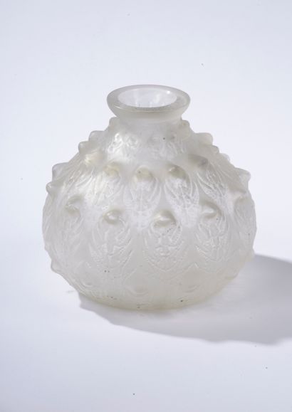 null 
René LALIQUE (1860-1945). 

*Vase en cristal moulé pressé modèle "Fougères"....