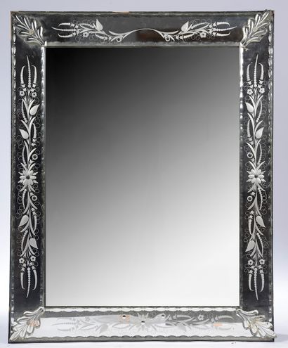 null 
Ensemble de quatre miroirs dans le goût vénitien, les encadrements baguette,...