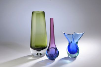 null 
Ensemble de trois vases, le premier à haut col en verre bleu et rose, le second...