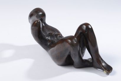 null 
Xavier CARNOY (né en 1926). 

Femme allongée sur le dos. 

Bronze à patine...