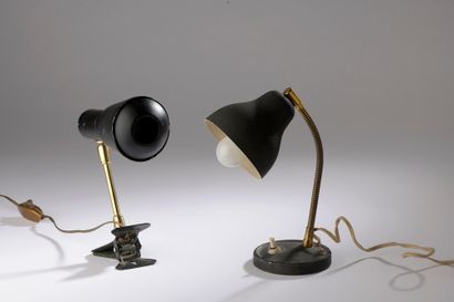 null 
Ensemble de deux petites lampes de bureau : l'une en métal laqué noir et laiton...