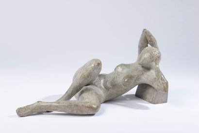 null 
Xavier CARNOY (né en 1926). 

Femme alanguie adossée à un muret. 

Bronze à...