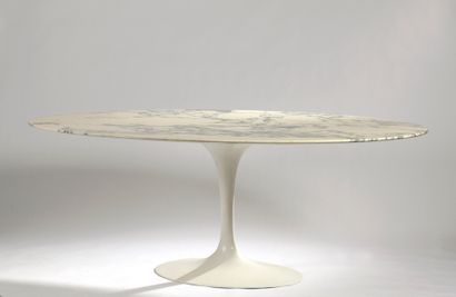 null 
Dans le goût d'Eero SAARINEN. 

Table de salle à manger, le plateau ovale en...