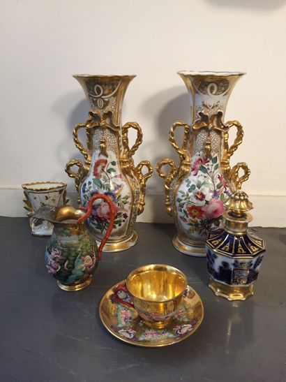 null 
Ensemble en porcelaine comprenant : 

- Paire de vases en porcelaine de Paris...