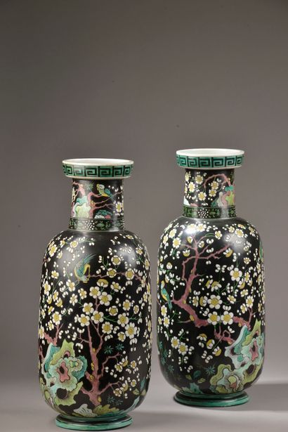 null 
SAMSON. 

Paire de vases balustres en porcelaine émaillée à décor polychrome...