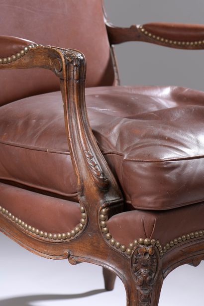 null Queen's armchair in moulded walnut, the back and the crossbar richly carved...