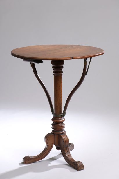 null A mahogany and mahogany veneer target pedestal table with a poly-lobed top resting...