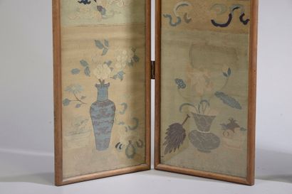 null CHINA - 19th century.

A suite of four woven silk panels decorated with phoenixes,...