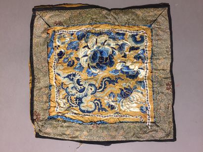 null CHINA - 19th century.

Four embroidered silk items decorated with flowers, pagodas...