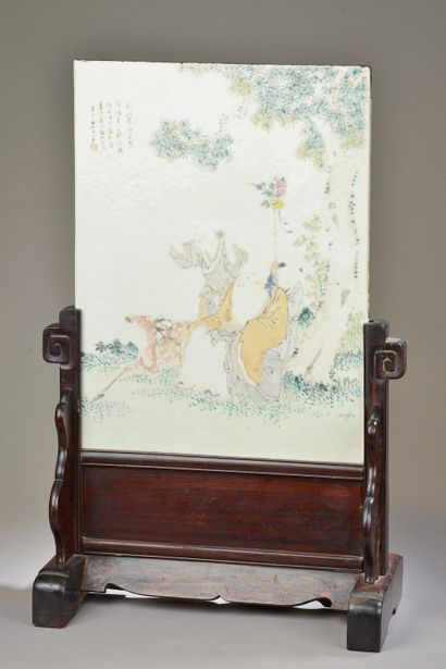 null CHINA - 19th century

Table screen decorated with a porcelain plate with polychrome...