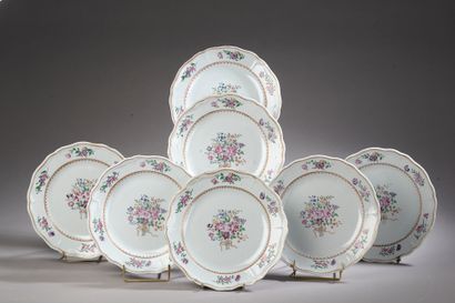 null CHINA - Compagnie des Indes, 18th century.

A suite of seven contour-edged porcelain...