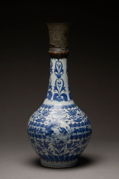 null CHINA - 17th century.

A pair of blue-white porcelain bottle vases decorated...