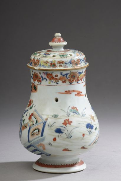 null CHINA - Kangxi period (1662-1722). 

 White porcelain covered pot of baluster...