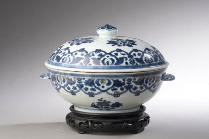 null CHINA - Compagnie des Indes, early 18th century.

Covered blue-white porcelain...