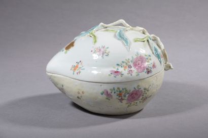 null CHINA - Compagnie des Indes, 18th century.

Porcelain covered box in the shape...