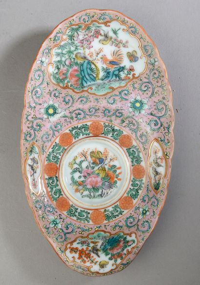 null CHINA, CANTON - Late 19th century.

Sorbet and its oval polylobed porcelain...