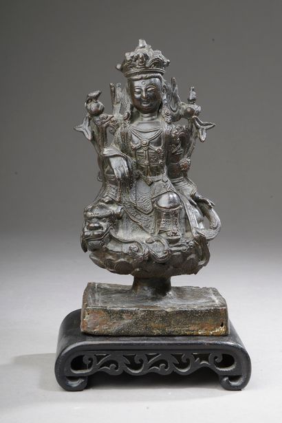 null CHINA - MING period (1368 - 1644). 

 Bronze statuette with brown patina of...